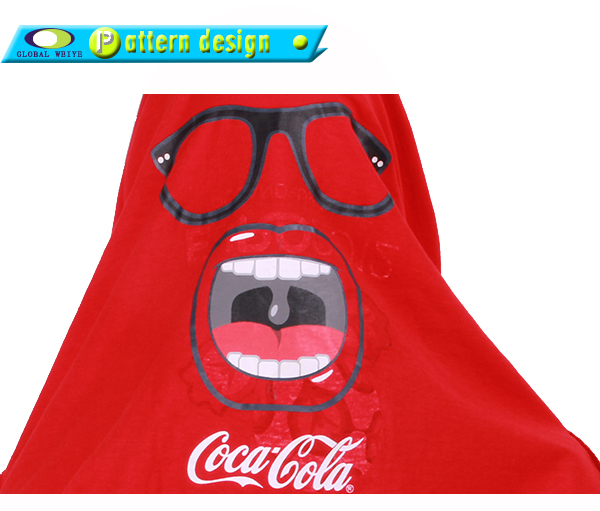 男士红色圆领印花T恤衫广告宣传